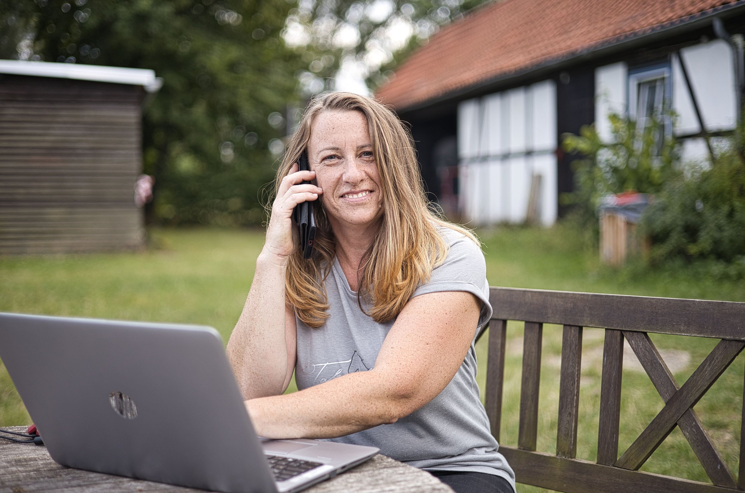 Doreen am Laptop telefonierent